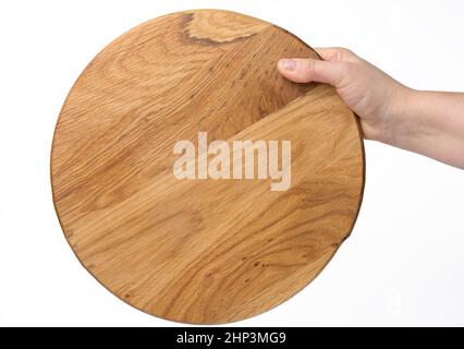 femme main tenant une planche à pizza ronde vide en bois à la main, partie du corps sur fond blanc Banque D'Images