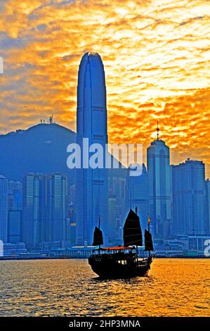 Bateau traditionnel à voile à travers le port de Victoria, Hong Kong, Chine Banque D'Images