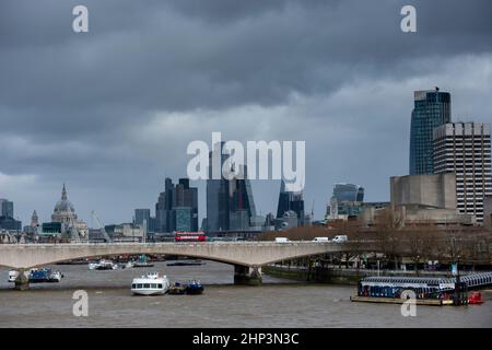 Londres, Royaume-Uni. 18 février 2022. Météo au Royaume-Uni – des nuages gris soufflent sur la City de Londres alors que la capitale est affectée par Storm Eunice, mais pas aussi sévèrement que d'autres parties du Royaume-Uni. Credit: Stephen Chung / Alamy Live News Banque D'Images