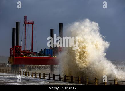 Newhaven Lighthouse, Royaume-Uni, 18th février 2022. De grandes vagues qui frappent le port de Newhaven alors que Storm Eunice balaie a pensé la côte sud de l'Angleterre avec des vitesses de vent allant jusqu'à 70-80mph dans West Sussex. Crédit : Steven Paston/Alay Live News Banque D'Images