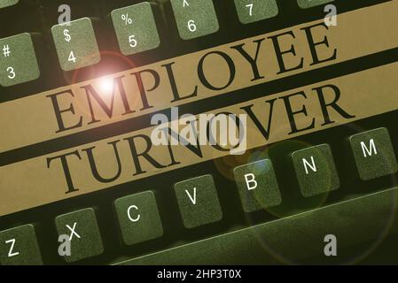 Affiche indiquant le chiffre d'affaires des employés, l'aperçu de l'entreprise nombre ou pourcentage de travailleurs qui quittent une organisation entrant dans le concept de clé de nouveau produit, Typin Banque D'Images