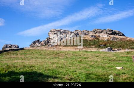 Almscliffe Crag, un affleurement de sable de pierre de moulin sur une colline près de North Rigton dans le Yorkshire Banque D'Images