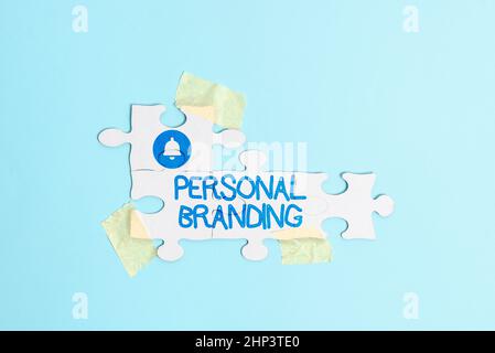 Texte montrant inspiration marque personnelle, mot écrit sur la pratique des gens marketing eux-mêmes image comme marques construire une Jigsa blanc inachevée Banque D'Images