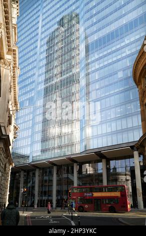 La tour 42 (tour NatWest) se reflète dans le verre du 22 Bishopsgate (également connu sous le nom de Twentytwo), un gratte-ciel de bureau dans la ville de Londres, en Angleterre. Banque D'Images