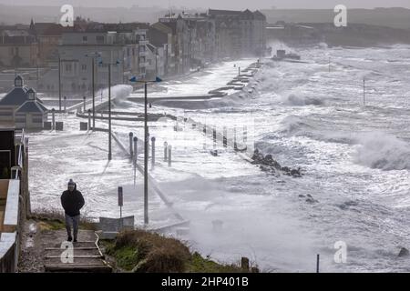 Wimereux, France, 18 février 2022 la tempête Eunice sursaute la côte d'Opale avec des vents de plus de 100 km / h. Credit Yann avril/Alamy Live News Banque D'Images