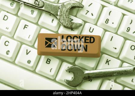 Affichage conceptuel verrouillé, mesure d'urgence d'approche d'entreprise montrant empêchée de zone restreinte en contact avec des amis en ligne, Makin Banque D'Images