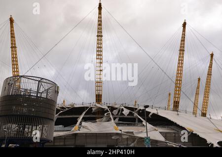 Londres, Royaume-Uni. 18th févr. 2022. Un trou géant a été déchiré dans la Arena O2 de Greenwich, Londres, par Storm Eunice laissant un énorme espace sur le côté de la salle. Thomas Krych/Alamy Live News Credit: Thomas Krych/Alamy Live News Banque D'Images