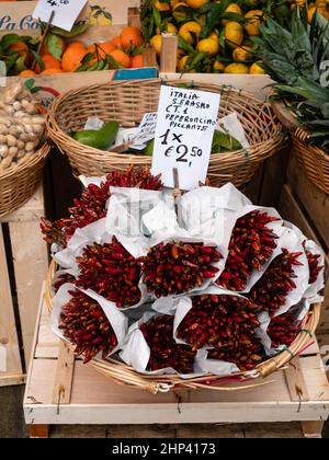 Venise, Italie - janvier 5 2022 : Chili italien Peperoncino Picante à vendre sur le marché agricole du Rialto, Venise Banque D'Images