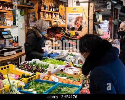 Venise, Italie - janvier 4 2022 : marché du Rialto ou stand de vente de légumes Mercato di Rialto à Venise, Italie Banque D'Images