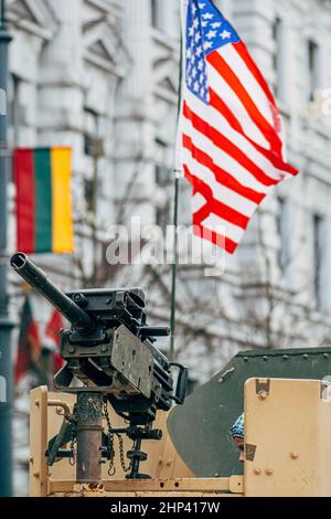 Mitrailleuse sur un char ou un véhicule militaire avec drapeau américain et lituanien, Lituanie, Etats-Unis ou armée américaine, verticale Banque D'Images