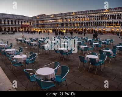 Venise, Italie - janvier 6 2022 : place Saint-Marc avec tables de café en soirée d'hiver. Banque D'Images