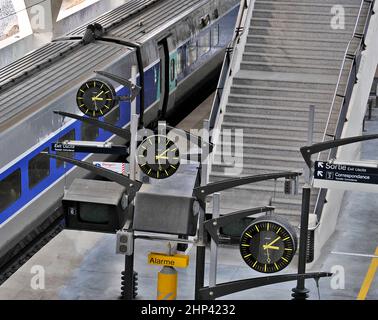 Horloges dans la gare de Lyon Saint-Exupéry aéroport international, Satolas, France Banque D'Images