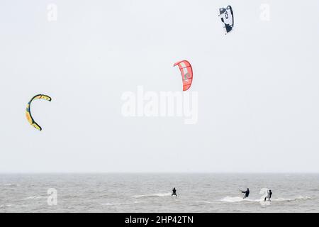 Schillig, Allemagne. 18th févr. 2022. Plusieurs kitesurfers sont sur la mer du Nord par temps orageux. Après une courte hauteur intermédiaire, l'ouragan 'Zeynep' devrait traverser la Basse-Saxe depuis l'ouest au cours de la journée. Credit: Hauke-Christian Dittrich/dpa/Alay Live News Banque D'Images
