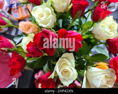 Bouquet de luxe fait de roses rouges dans le magasin de fleurs Saint Valentin Bouquet de roses rouges Banque D'Images