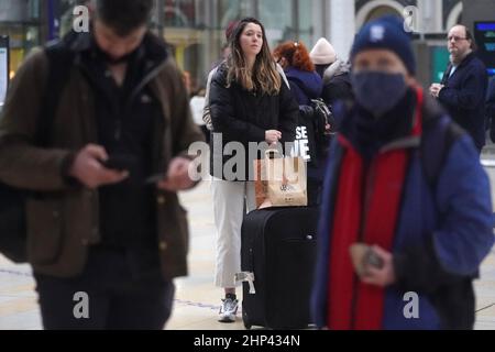 Passagers à la gare de Paddington à Londres où les trains ont été annulés en raison de Storm Eunice. Des millions de personnes ont été invitées à rester chez elles pour la journée en raison des craintes de sécurité liées à l'impact d'Eunice, l'une des pires tempêtes à avoir frappé le Royaume-Uni depuis une génération. Date de la photo : vendredi 18 février 2022. Banque D'Images