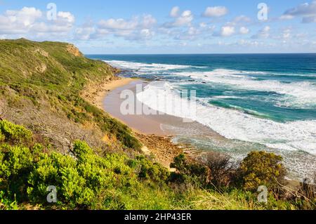 Vue depuis le point de vue de Castle Cove où la Great Ocean Walk rejoint la Great Ocean Road - Glenaire, Victoria, Australie Banque D'Images