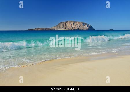 Belle Playa de las Conchas avec le Mont Clara en arrière-plan.L'île la Graciosa, appartenant à Lanzarote, îles Canaries, Espagne.Quelques personnes Banque D'Images