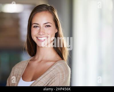 Le garder naturel et non chalant. Photo d'une jeune femme attrayante se détendant à la maison. Banque D'Images