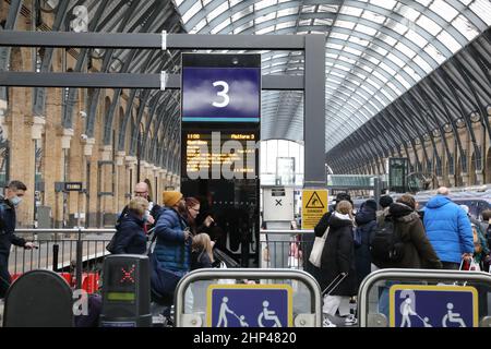 Londres, Royaume-Uni, février 18th 2021. De nombreux trains ont été annulés en raison des perturbations causées par les conditions météorologiques extrêmes de Storm Eunice. À la gare de Kings Cross, les passagers se sont précipités pour prendre l'un des rares trains qui desservent l'Écosse. Crédit : Monica Wells/Alay Live News Banque D'Images