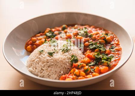 curry végétarien pois chiches avec légumes. gros plan du curry indien végétarien frais, repas traditionnel de cuisine indienne avec coriandre et riz basmati Banque D'Images