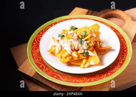 Food concept Maxican Corn Nachos sur panneau en bois avec espace de copie Banque D'Images