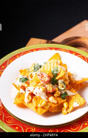 Food concept Maxican Corn Nachos sur panneau en bois avec espace de copie Banque D'Images