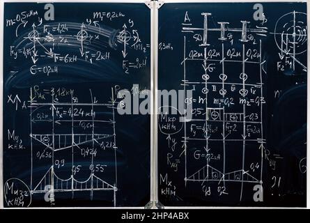 Planche avec craie. Les formules, les nombres et les graphiques avec dessins sont écrits sur le tableau avec de la craie. Géométrie et trigonométrie. École Banque D'Images