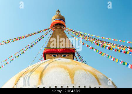 Prière drapeaux bouddhistes flottant dans le vent sur la stupa de Boudhanath à Katmandou, Népal Banque D'Images