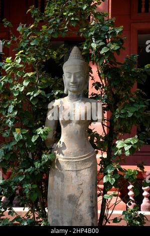 Statue de la danseuse Apsara, Musée national du Cambodge, Phnom Penh, royaume du Cambodge, Asie du Sud-est Banque D'Images