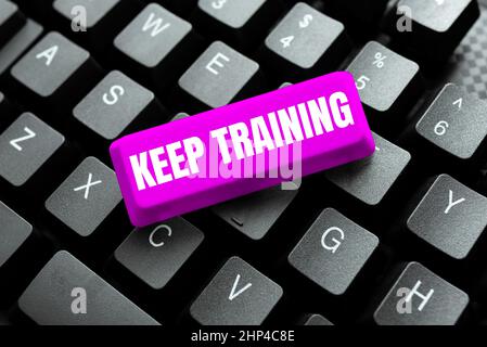 Écriture manuscrite Keep Training, concept signification Grounding Drilling Always Wonder apprendre entrer de nouveaux codes de programmation, taper Emotional Sho Banque D'Images