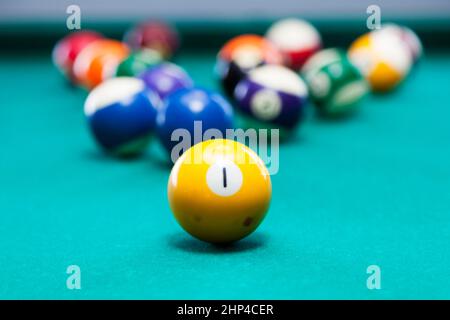 boules de billard dans une table de billard Banque D'Images