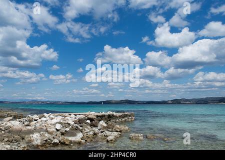 Paysage marin beau et calme avec eau de mer transparente et nuages blancs temps d'été concept, paysage calme, vacances à Dalmatie, Croatie Banque D'Images