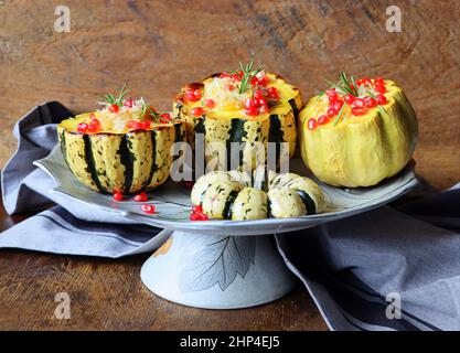 Risotto à la citrouille servi dans une citrouille creuse. Citrouille cuite au four avec du fromage et des graines de grenade . Mise au point sélective . Banque D'Images