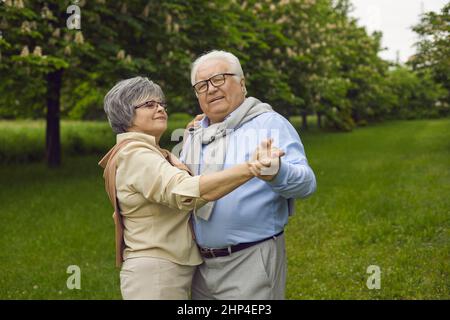 Heureux amoureux couple senior adulte dansant dans le parc Profitez de temps ensemble à l'extérieur Banque D'Images