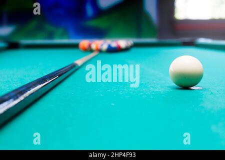 boules de billard dans une table de billard Banque D'Images