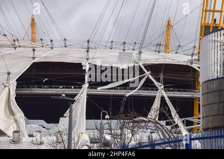 Londres, Royaume-Uni. 18th févr. 2022. Une partie du dôme Arena O2 est détruite à mesure que Storm Eunice arrive au Royaume-Uni. (Credit image: © Vuk Valcic/ZUMA Press Wire) Credit: ZUMA Press, Inc./Alamy Live News Banque D'Images