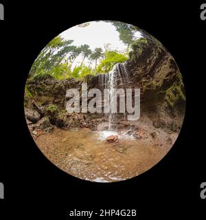 Cascade en cascade sur une scène de roche avec objectif Fish-eye Banque D'Images