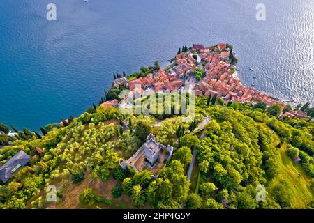 Castello di Vezio tour et ville de Varenna sur le lac de Côme vue aérienne, région Lombardie de l'Italie Banque D'Images