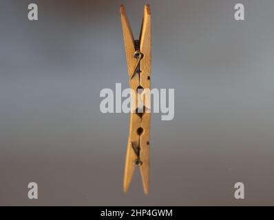 pince à suspendre les vêtements pour les sécher au soleil. suspendez la porte-vêtements Banque D'Images