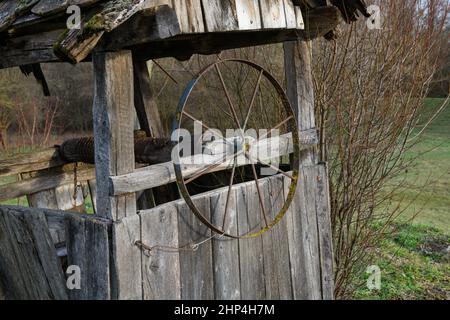 Un ancien puits d'attirer dans le parc national de Lonjsko Polje en Croatie. Banque D'Images