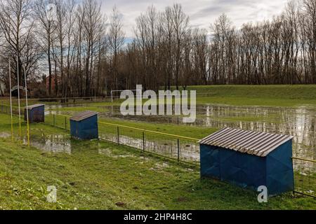 Un petit terrain de football quelque peu négligé quelque part en Croatie. Banque D'Images