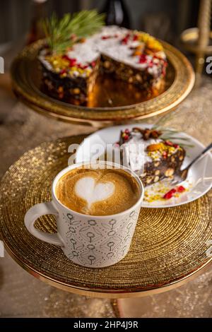 Tasse de café latte servie avec un gâteau au chocolat végétalien cru Banque D'Images