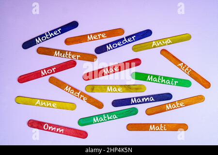 Quelques lamelles colorées avec le mot mère écrit dans différentes langues Banque D'Images
