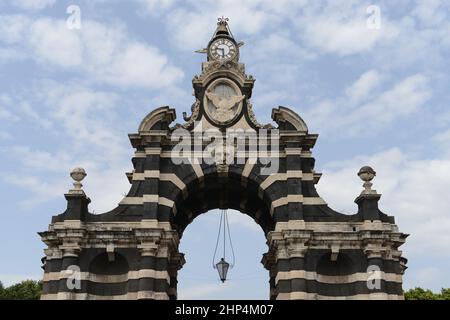 Porta Garibaldi à la place Palastro, Catane, Sicile, Italie.Le monument est fait de pierre blanche alternée de Syracuse et de bloc local de lave sombre Banque D'Images