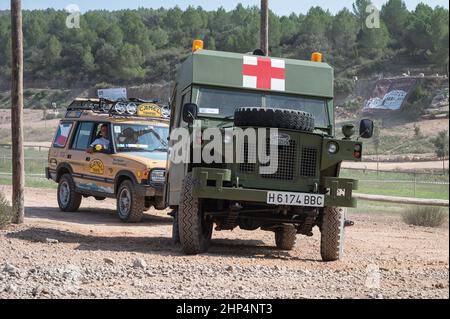 Vue sur le véhicule militaire d'ambulance Land Rover Santana Ligero lors d'une journée ensoleillée à Suria, en Espagne Banque D'Images