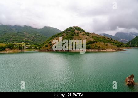 Paysage du lac Turano et de la petite ville Castel di Tora et Borgo Monte Antuni, Lazio, Italie Banque D'Images