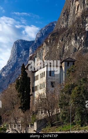 Le château de Firmian est un bâtiment médiéval qui abrite la noble dynastie de la Firmian. Mezzocorona, Rotaliana, Trentin, Italie. Banque D'Images