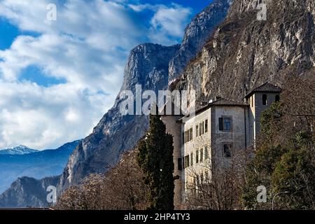 Le château de Firmian est un bâtiment médiéval qui abrite la noble dynastie de la Firmian. Mezzocorona, Rotaliana, Trentin, Italie. Banque D'Images