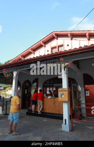 Touristes achetant des billets de train à la Gare de la Rhune, Sare, pays Basque, Pyrénées Atlantiques, France Banque D'Images