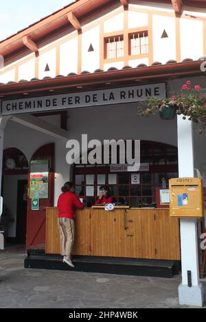 Touristes achetant des billets de train à la Gare de la Rhune, Sare, pays Basque, Pyrénées Atlantiques, France Banque D'Images